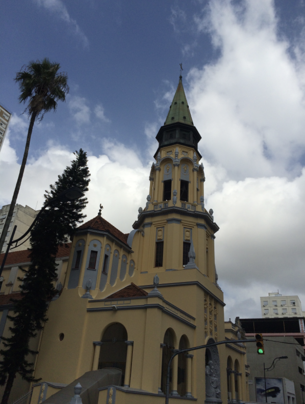 Fachada amarela da Igreja São José e a torre principal