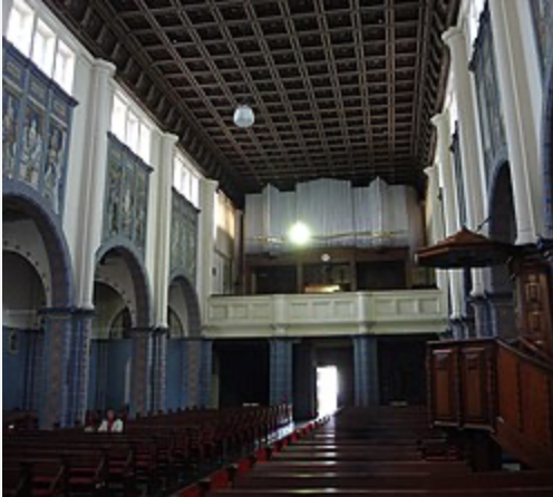 Interior da Igreja São José — nave com abóbadas azuladas
