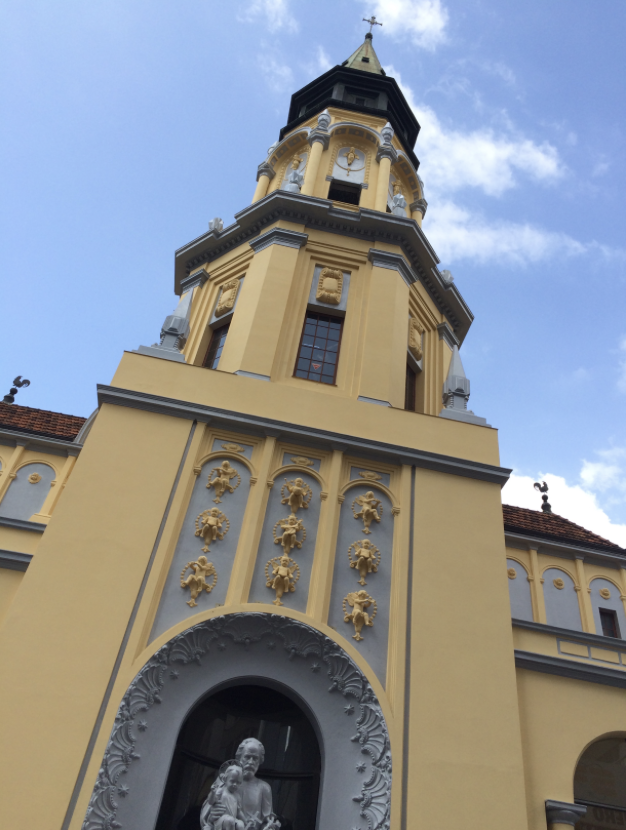 Detalhe da fachada e do campanário da Igreja São José