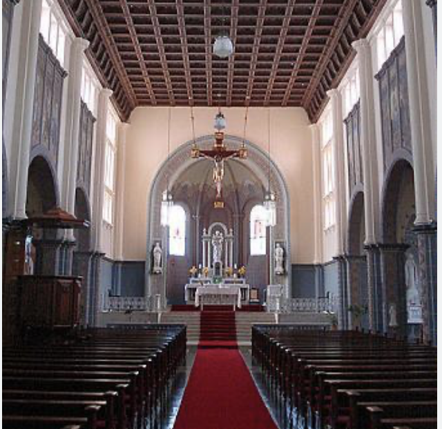 Altar da Igreja São José com tapete vermelho