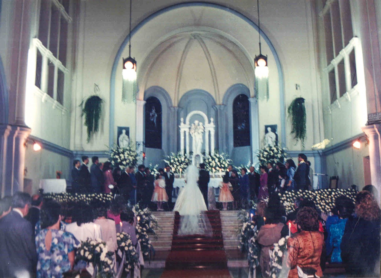 Cerimônia de casamento no altar da Igreja São José